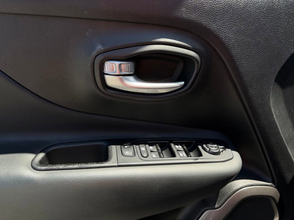 Used 2023 Jeep Renegade Latitude AWD/4WD image 15