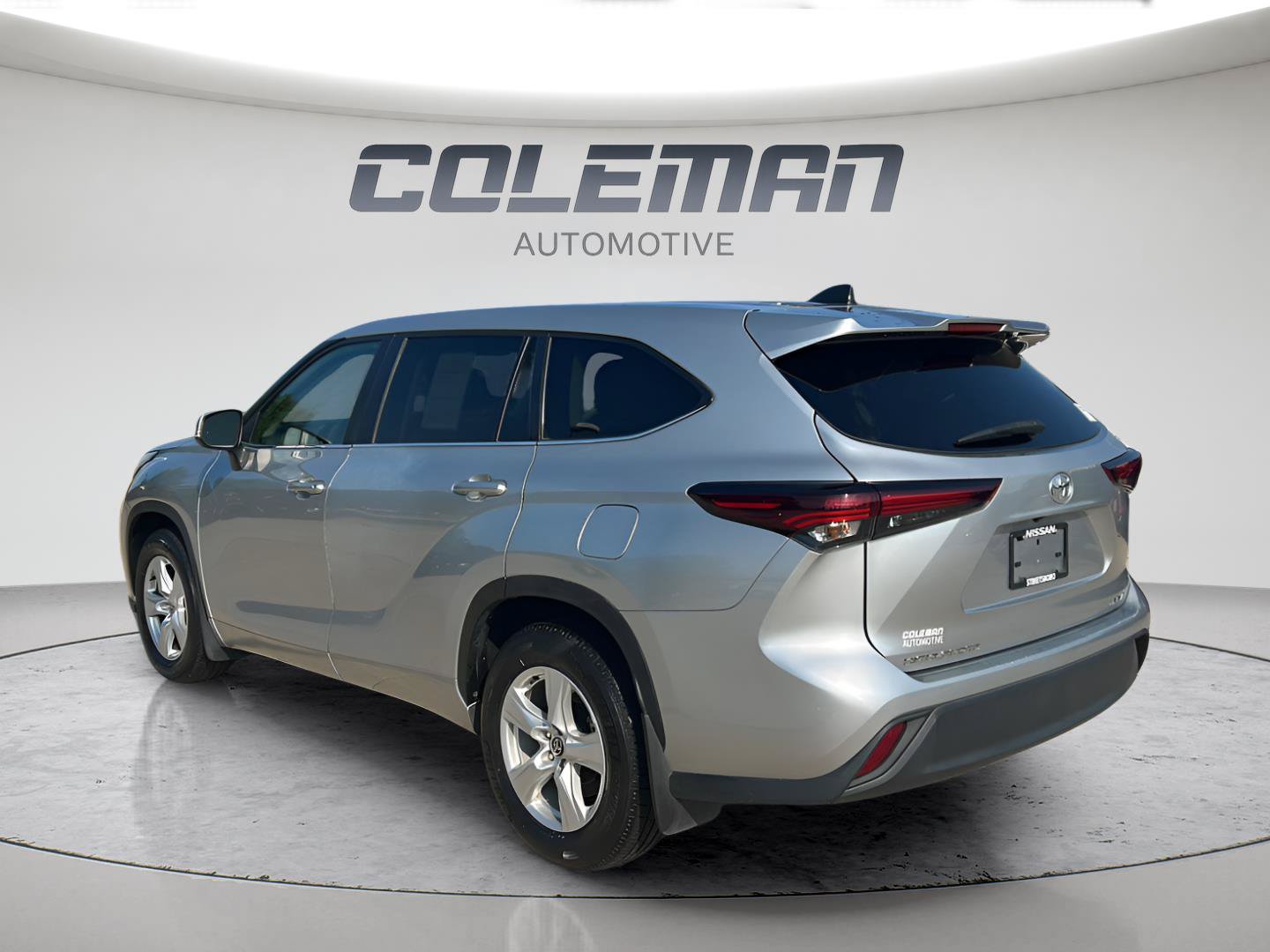 Used 2024 Toyota Highlander LE AWD/4WD image 4