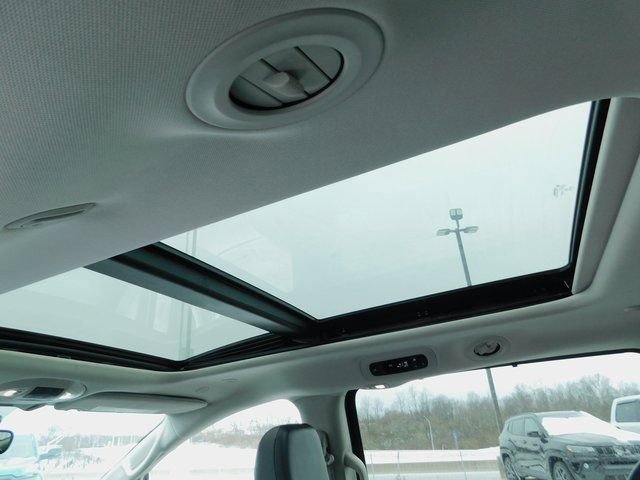 Used 2024 Chrysler Pacifica Limited image 11