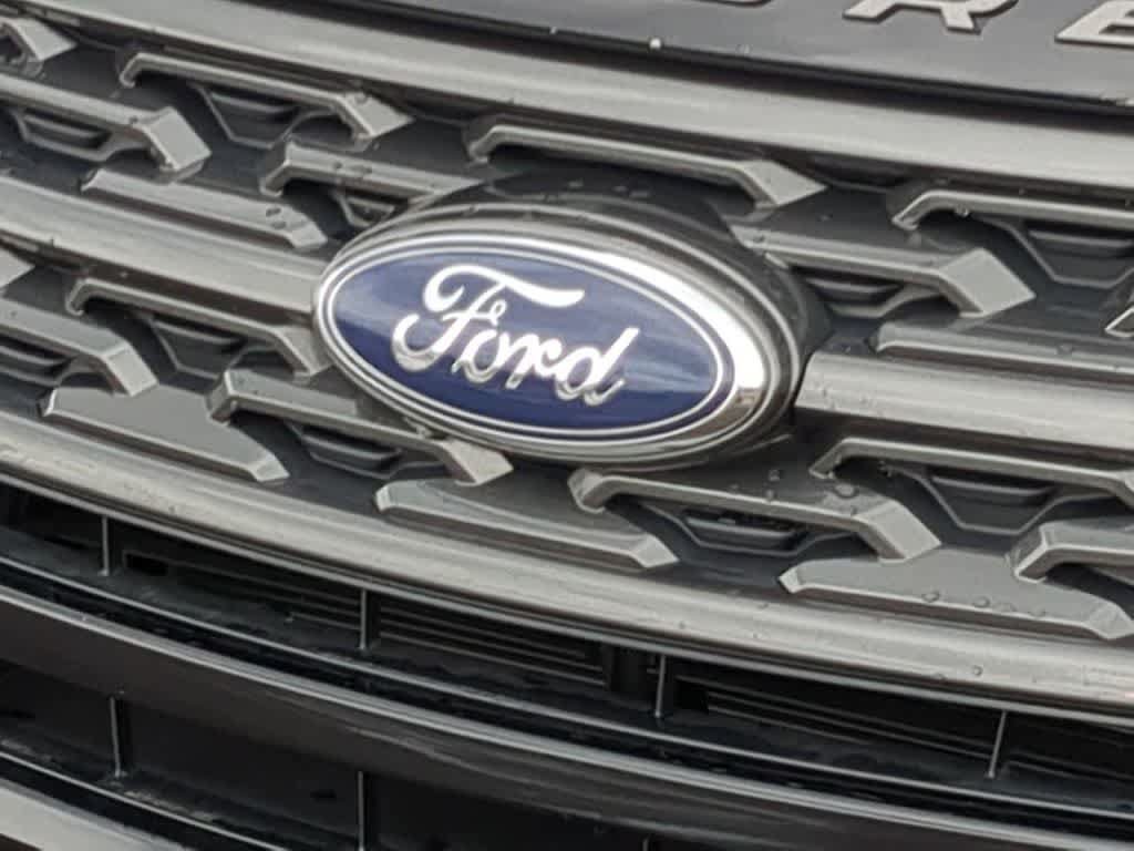 Used 2018 Ford Explorer XLT w/ Equipment Group 202A AWD/4WD image 11