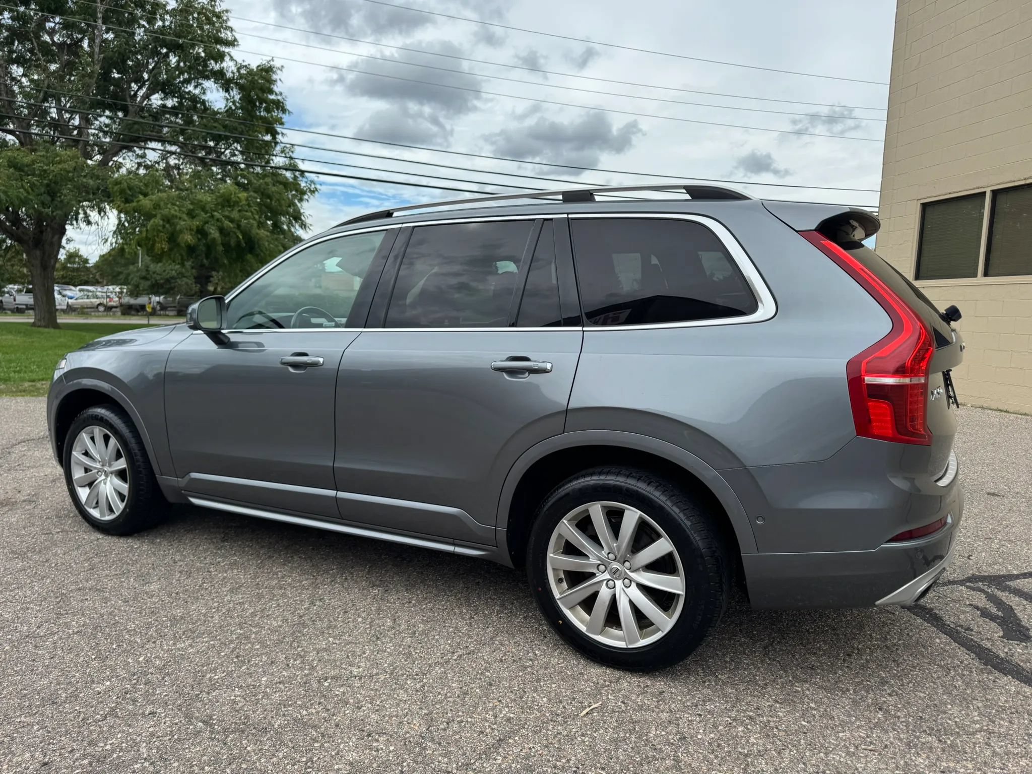 Used 2016 Volvo XC90 T6 Momentum w/ Momentum Plus Package AWD/4WD image 6