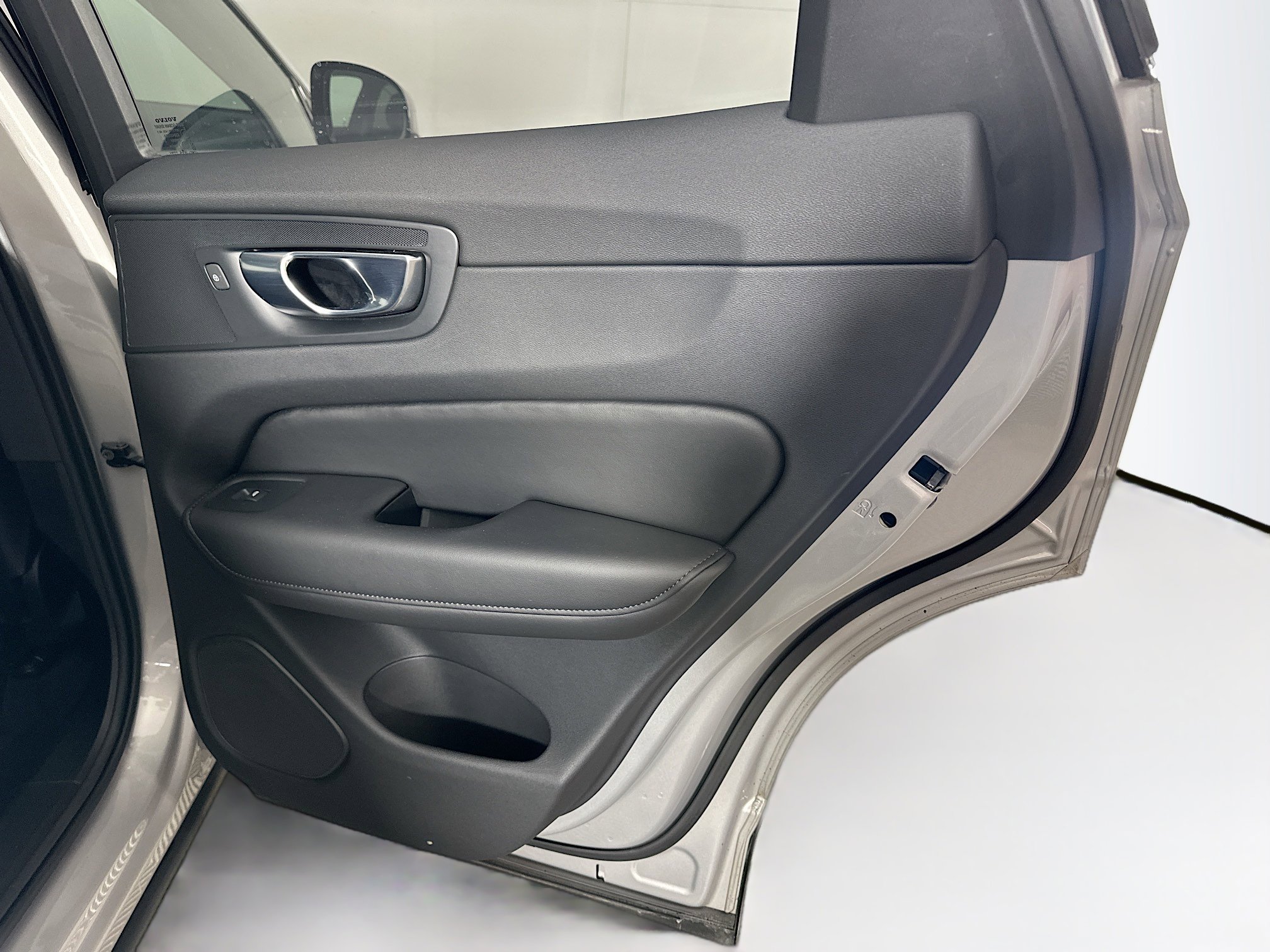 Used 2025 Volvo XC60 B5 Plus image 31