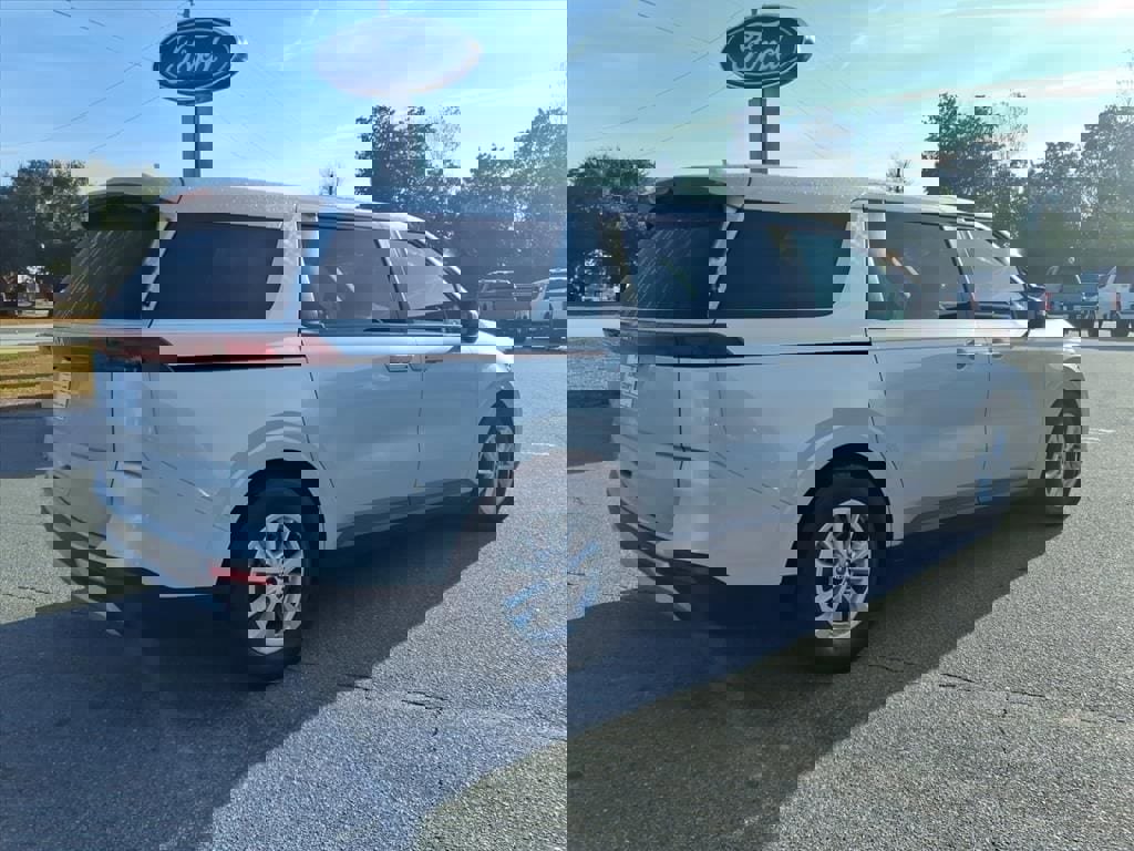 Used 2022 Kia Carnival LX image 2