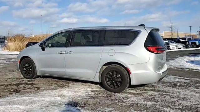 Used 2024 Chrysler Pacifica Touring-L FWD image 6