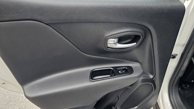 Used 2020 Jeep Renegade Altitude AWD/4WD image 30