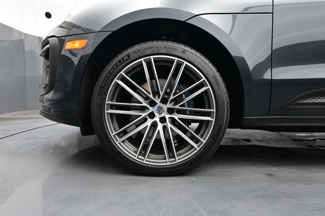 Certified 2025 Porsche Macan AWD/4WD image 6