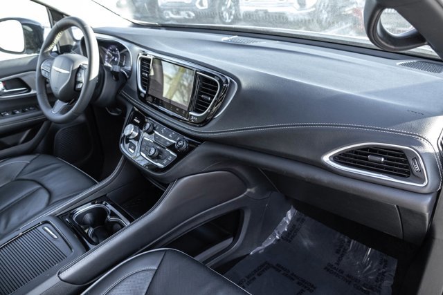 Used 2025 Chrysler Pacifica Limited image 24