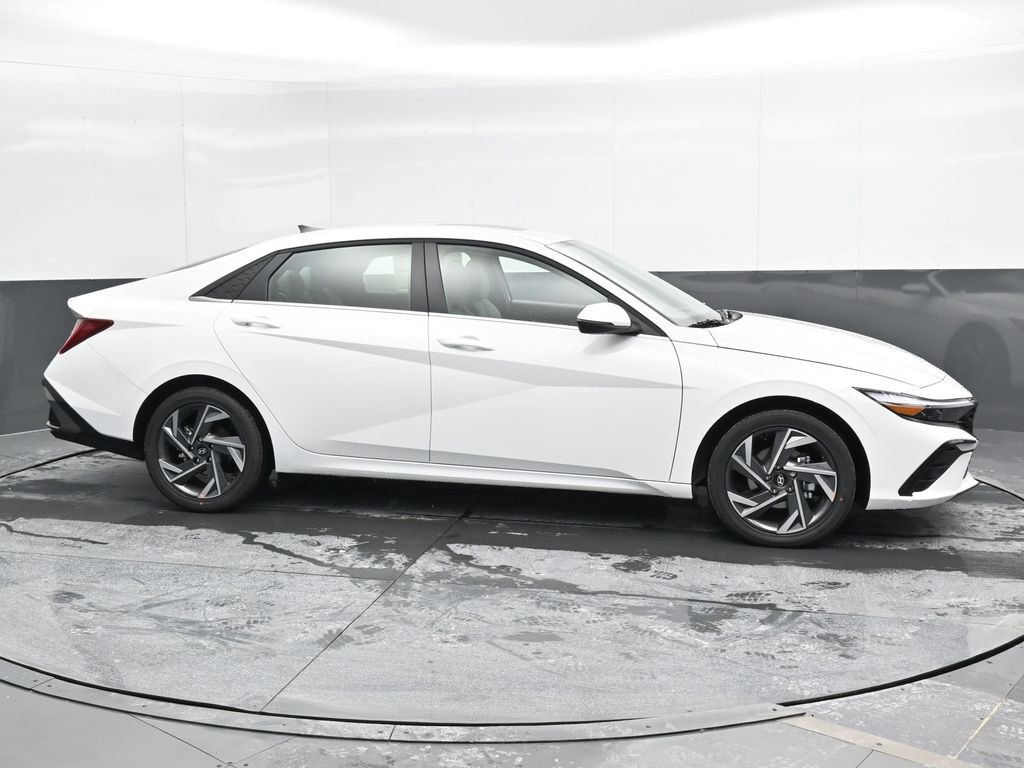 Used 2025 Hyundai Elantra Limited FWD image 4
