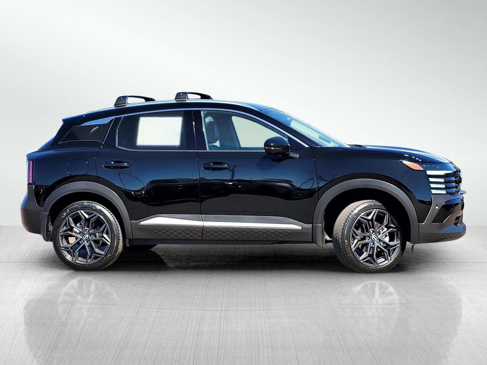 Used 2025 Nissan Kicks SR FWD image 3