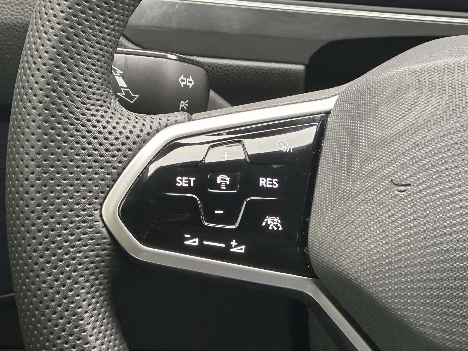 Certified 2022 Volkswagen Tiguan SE R-Line image 21