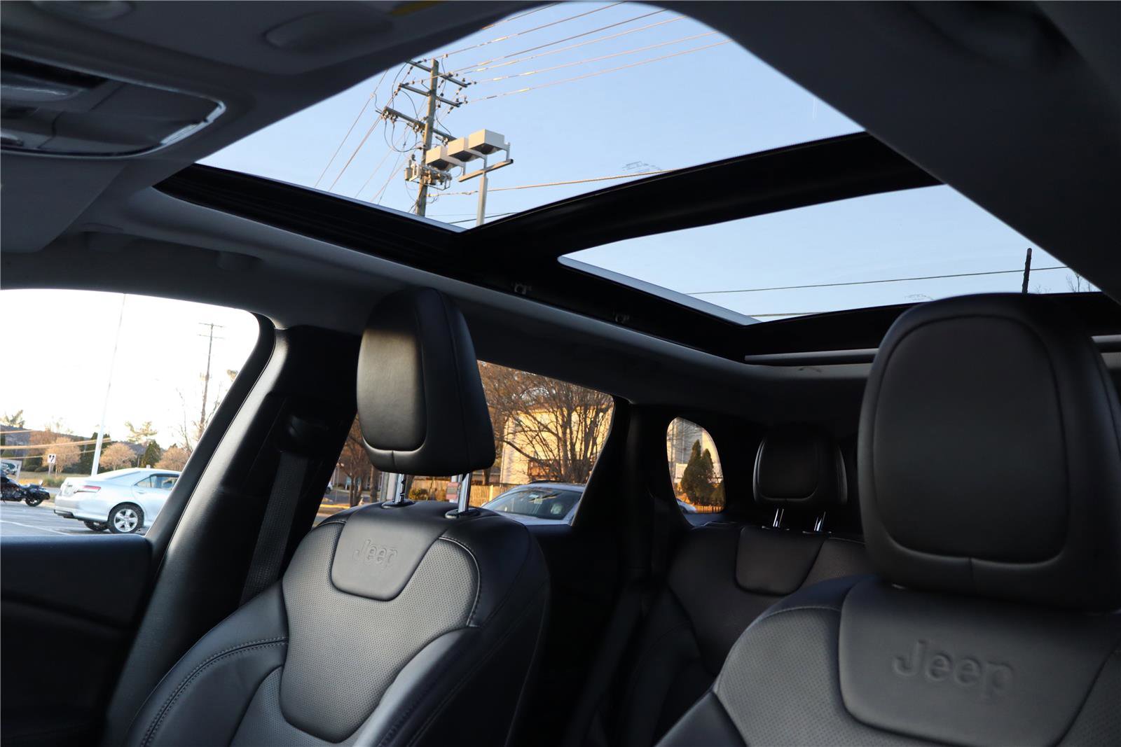 Used 2021 Jeep Cherokee Latitude Lux w/ Sun & Sound Group image 23