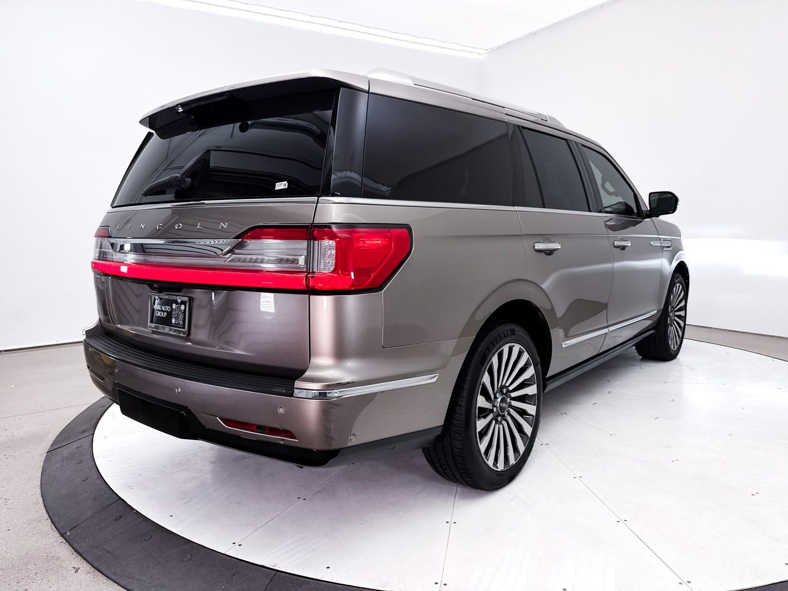 Used 2018 Lincoln Navigator Reserve w/ Technology Package AWD/4WD image 21