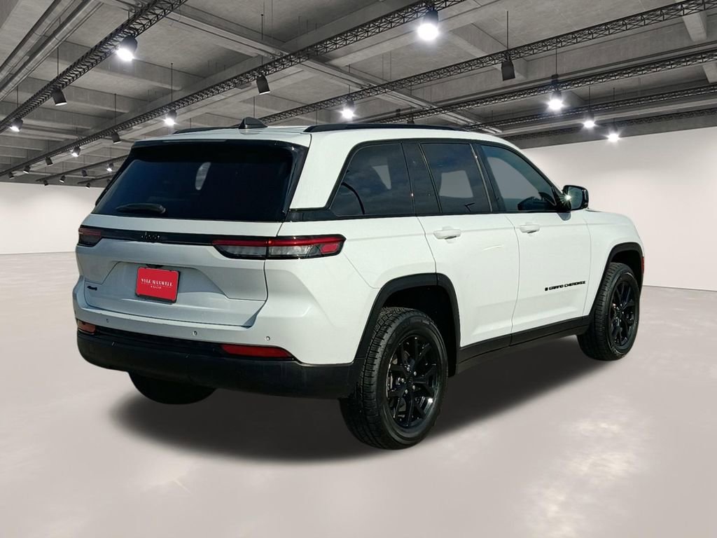 Used 2024 Jeep Grand Cherokee Altitude AWD/4WD image 16