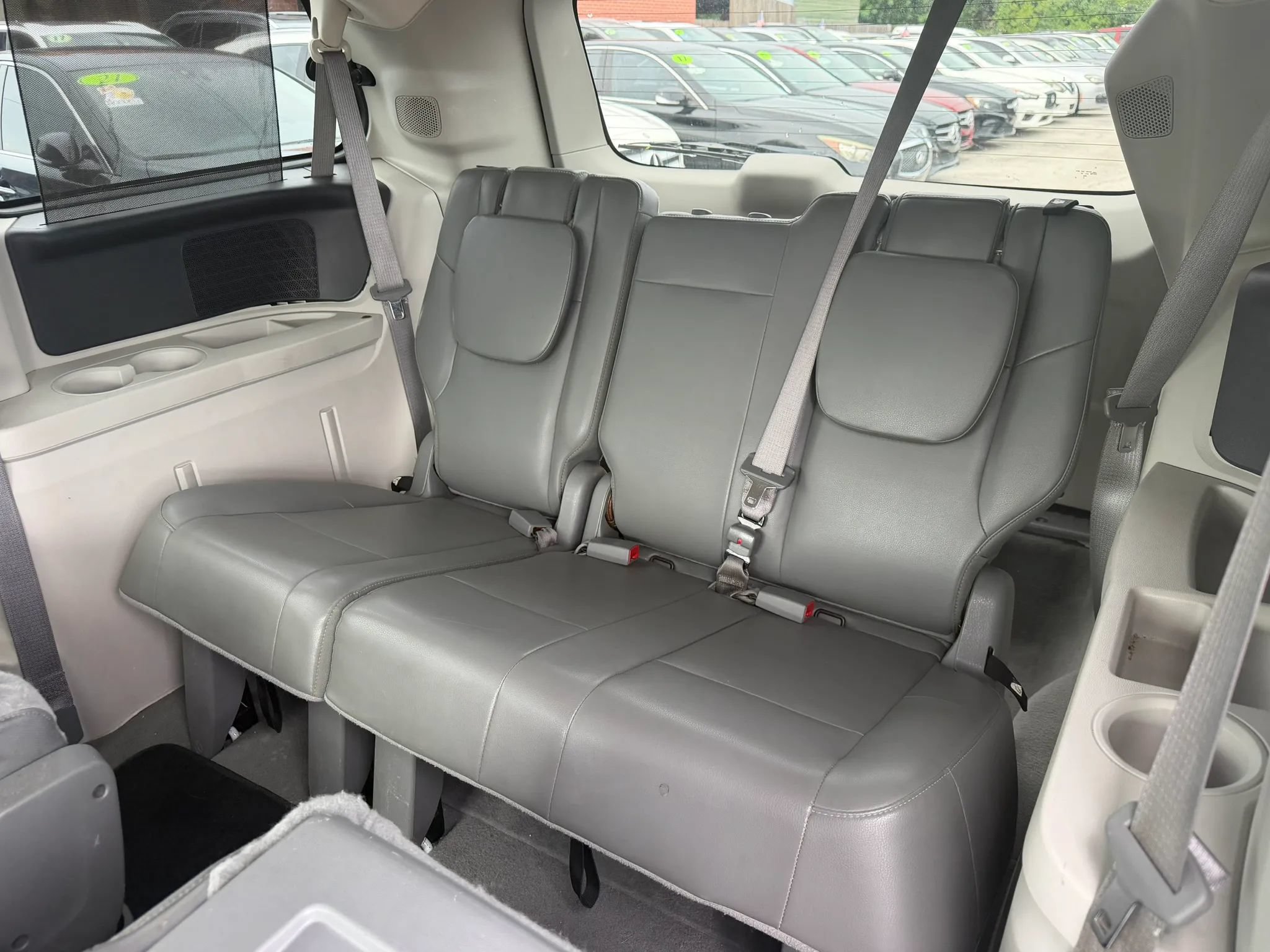 Used 2011 Volkswagen Routan SE FWD image 16