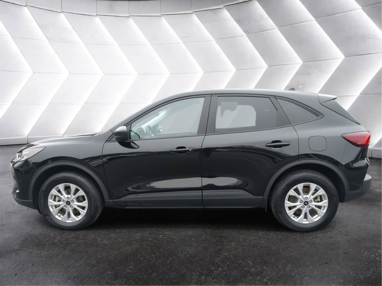 Used 2025 Ford Escape Active AWD/4WD image 2