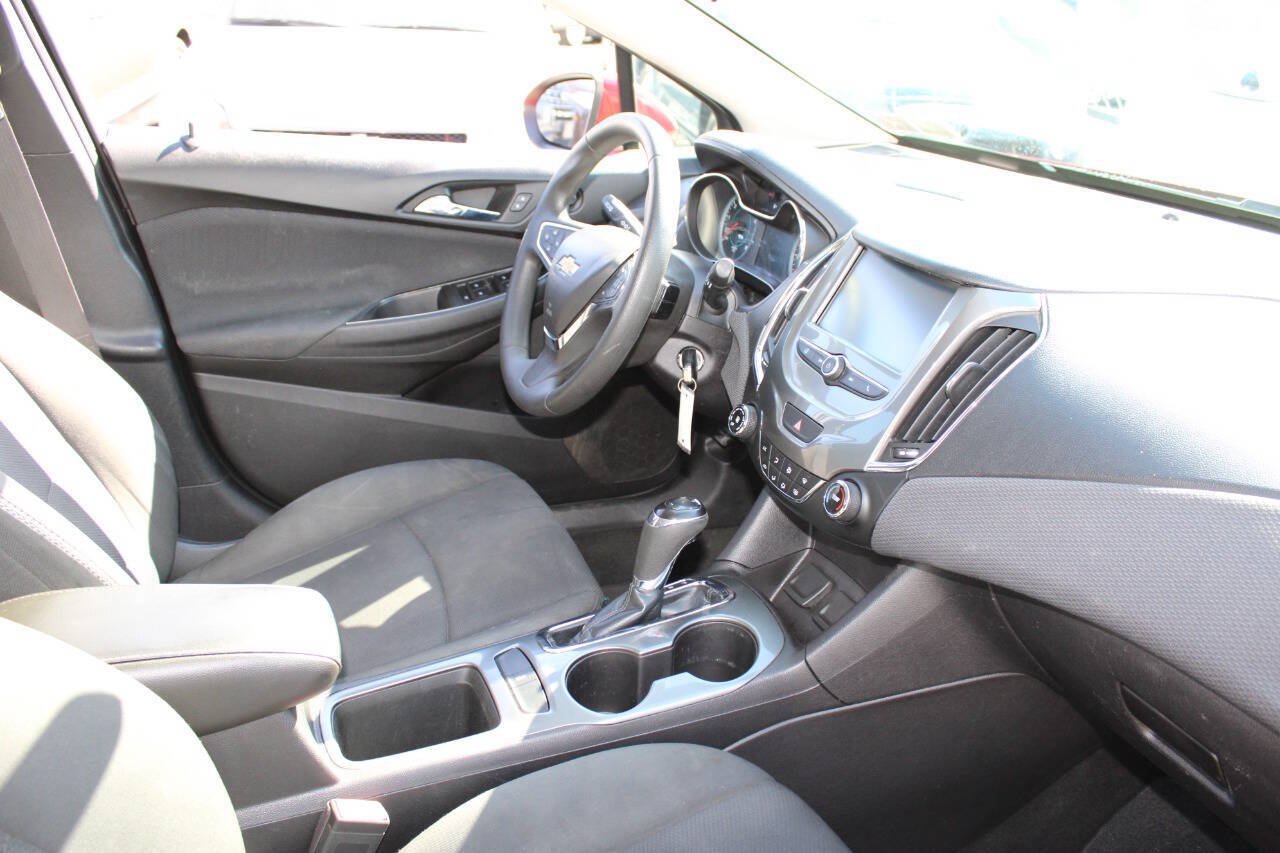 Used 2017 Chevrolet Cruze LT FWD image 13