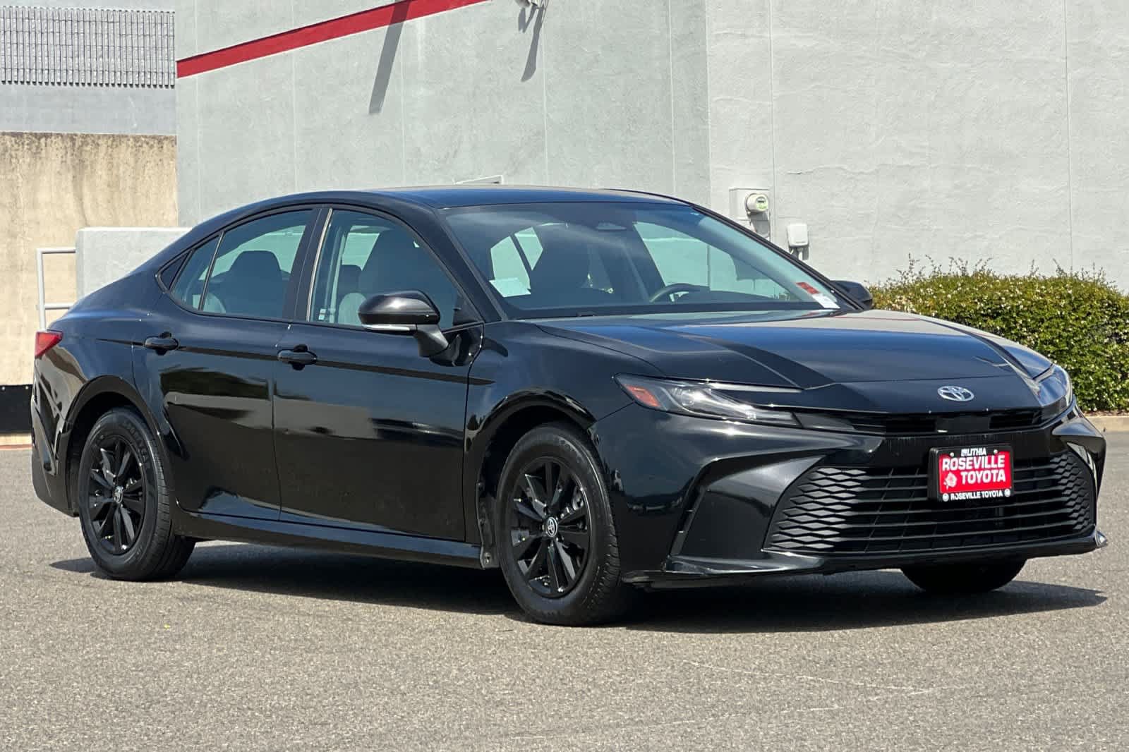 Used 2025 Toyota Camry LE FWD image 5