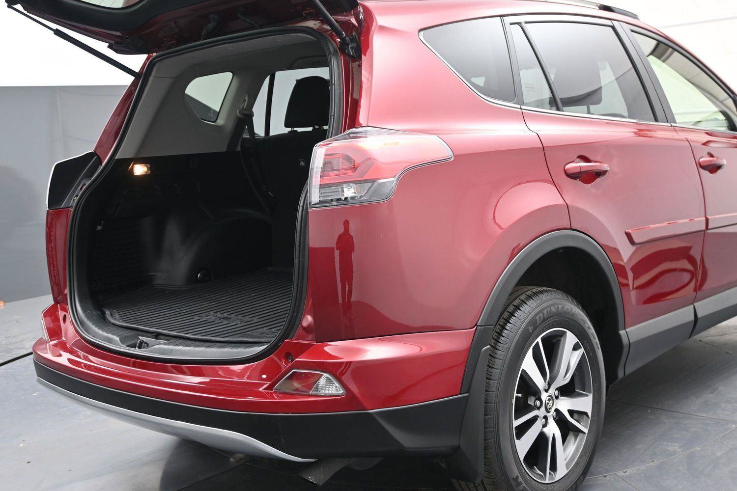 Used 2018 Toyota RAV4 XLE w/ Plus Extra Value Package AWD/4WD image 12