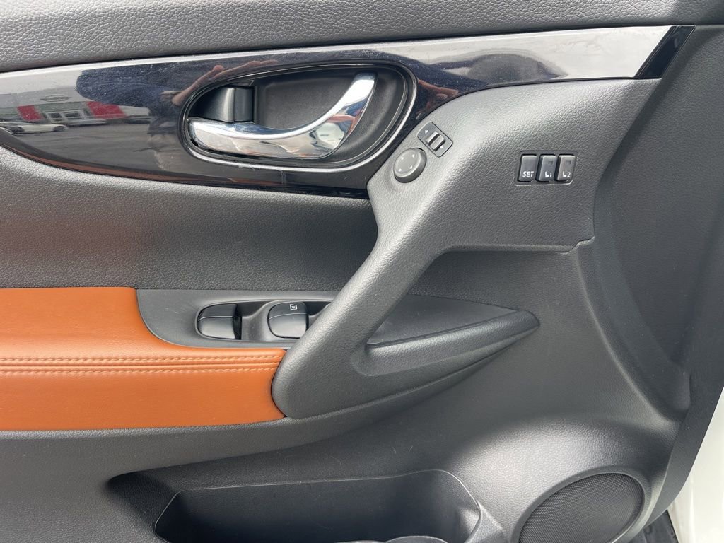 Used 2018 Nissan Rogue SL w/ Premium Package image 16