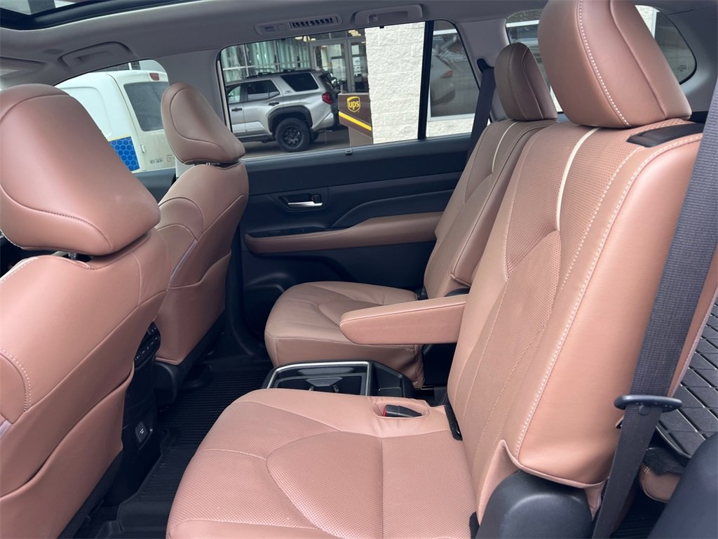 Used 2024 Toyota Grand Highlander Platinum image 31