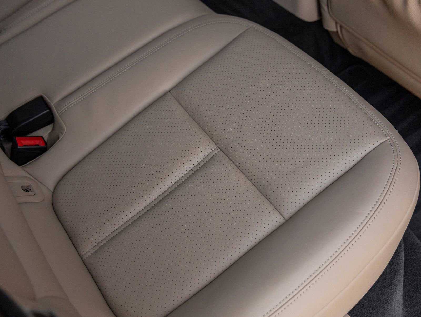 Certified 2023 Porsche Macan image 41