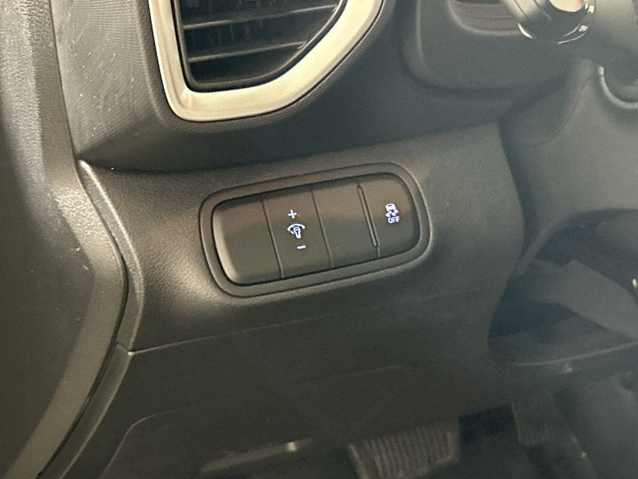 Used 2025 Hyundai Venue SEL FWD image 14
