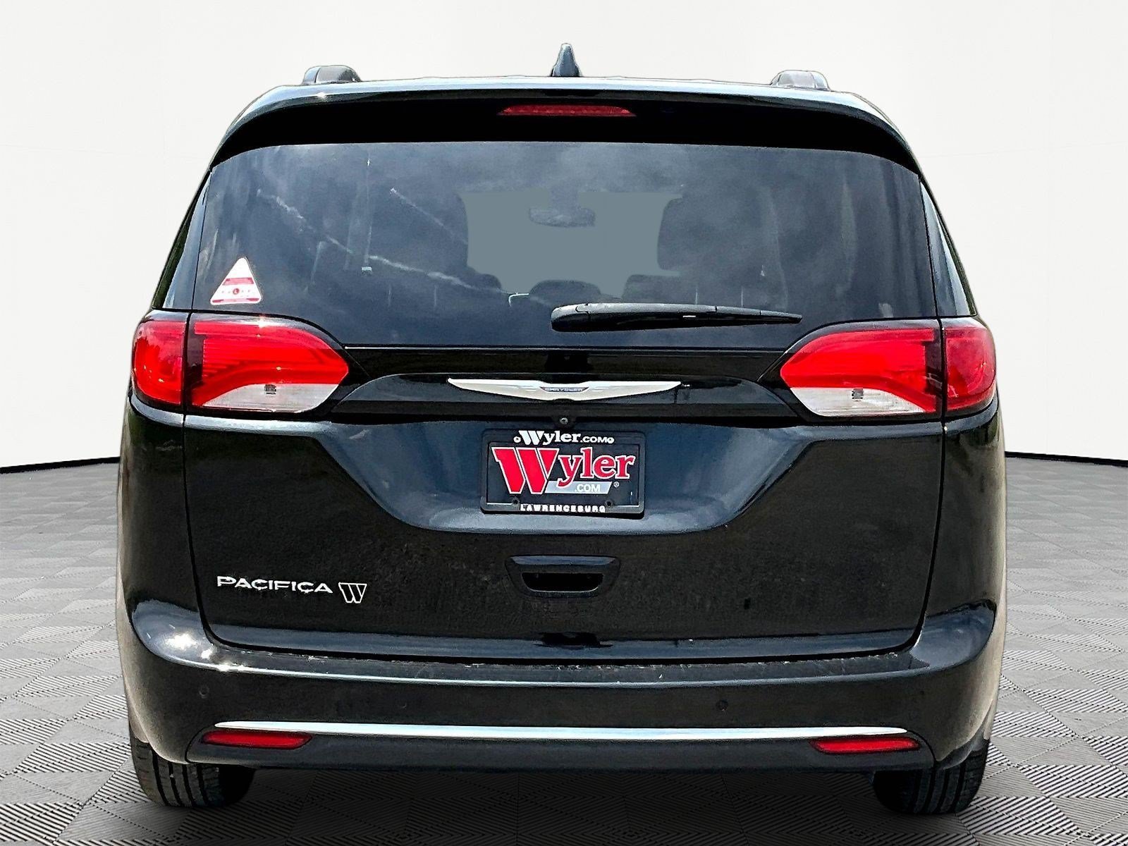 Used 2017 Chrysler Pacifica Touring-L FWD image 13
