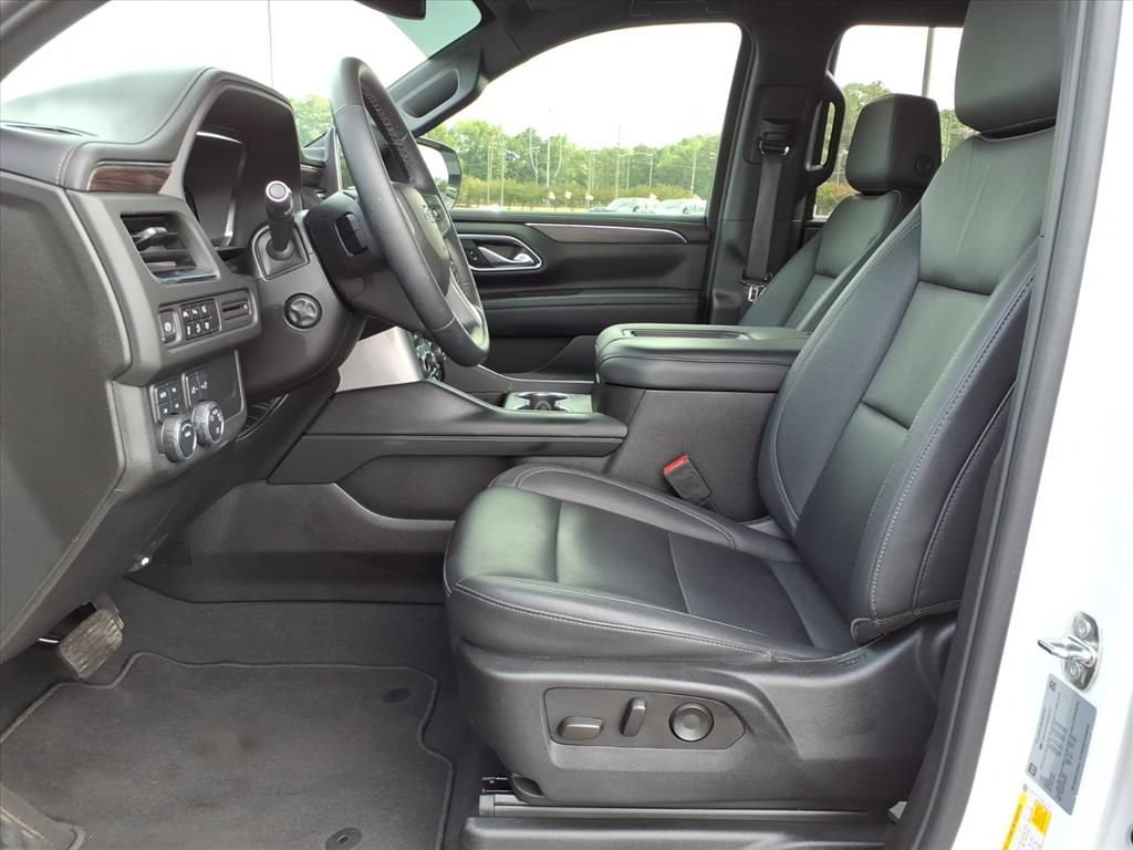 Used 2024 Chevrolet Tahoe Z71 w/ Luxury Package AWD/4WD image 3