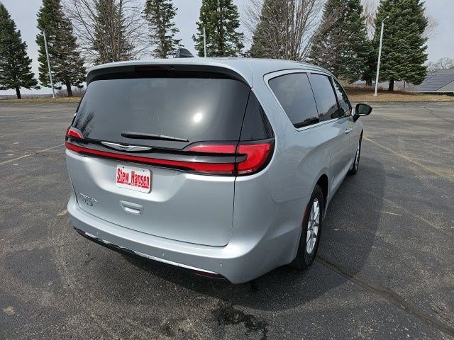 Used 2024 Chrysler Pacifica Touring-L FWD image 6