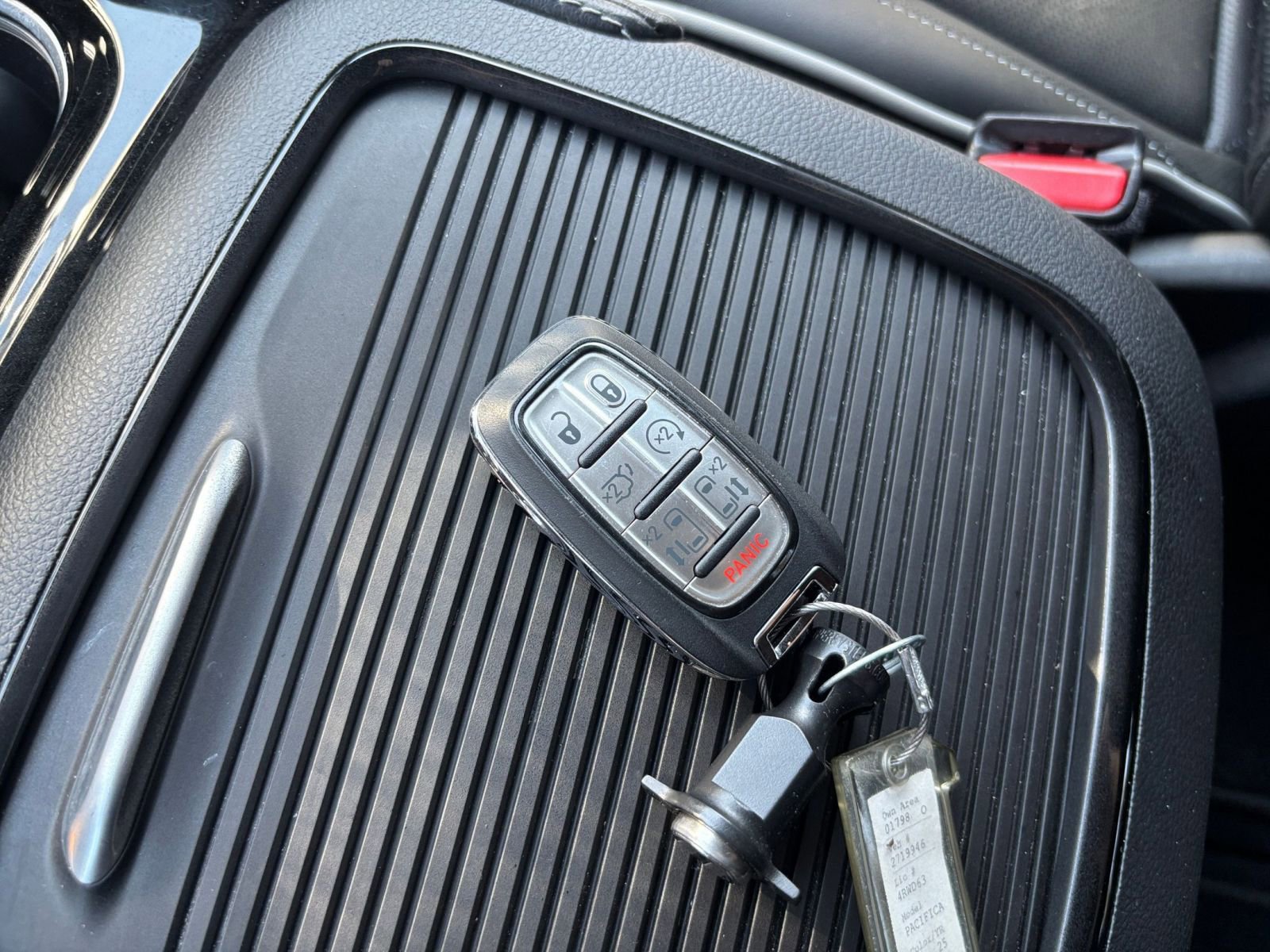 Used 2025 Chrysler Pacifica Limited FWD image 28