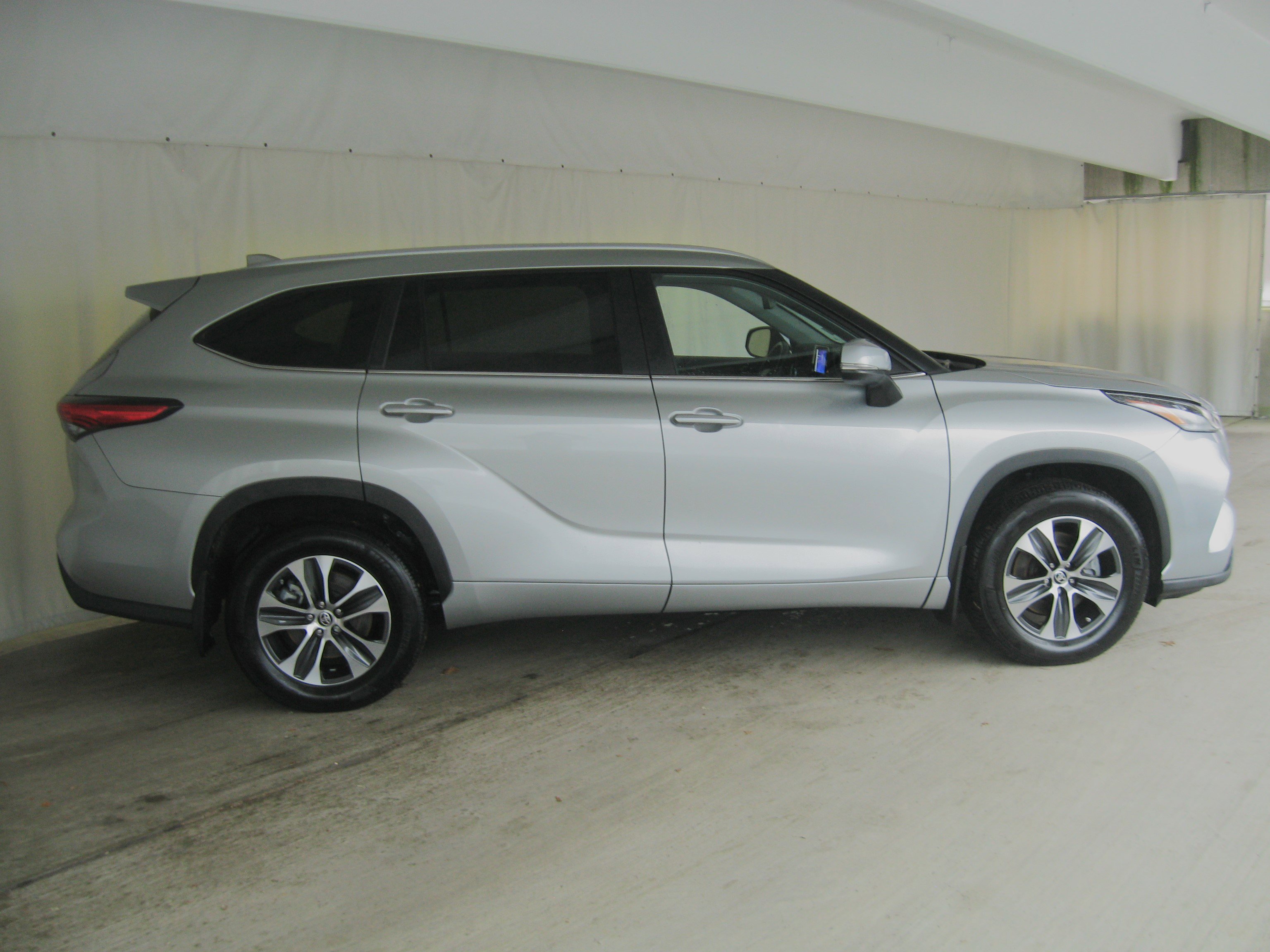 Used 2023 Toyota Highlander XLE image 6