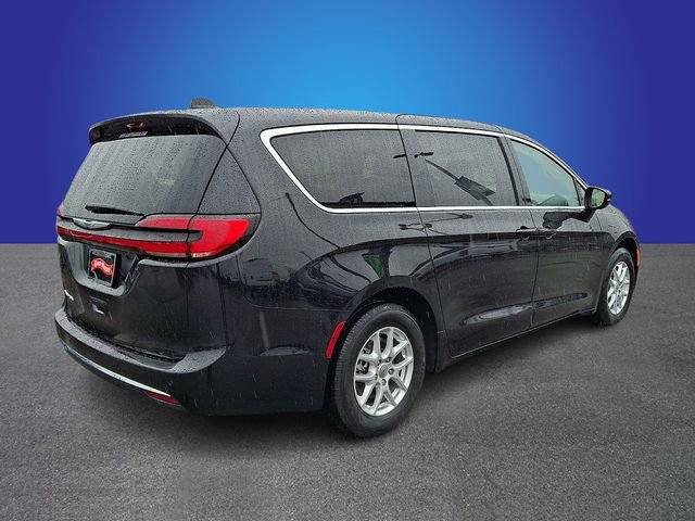 Used 2024 Chrysler Pacifica Touring-L image 5