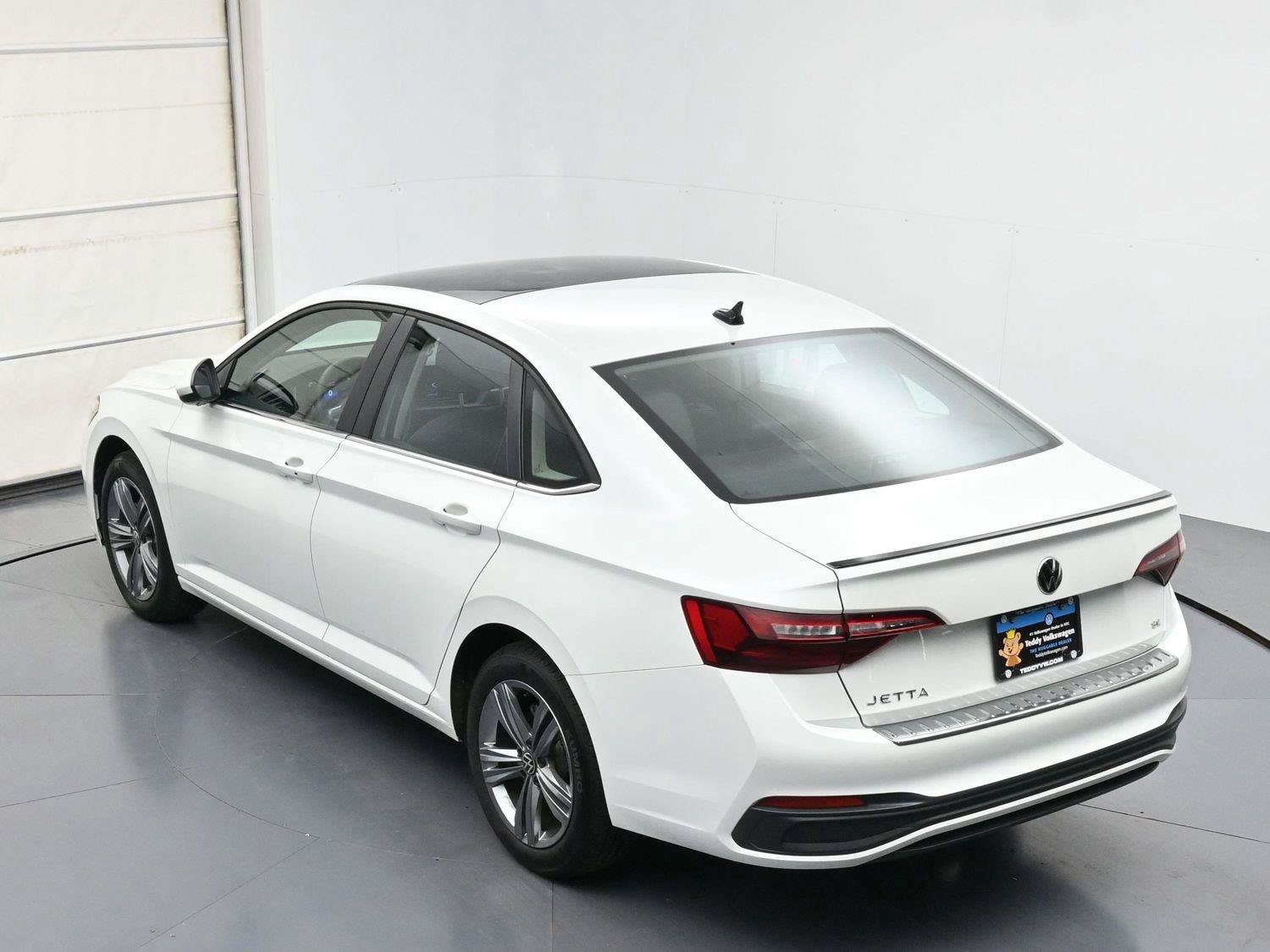 Used 2023 Volkswagen Jetta SE w/ Panoramic Sunroof Package FWD image 32