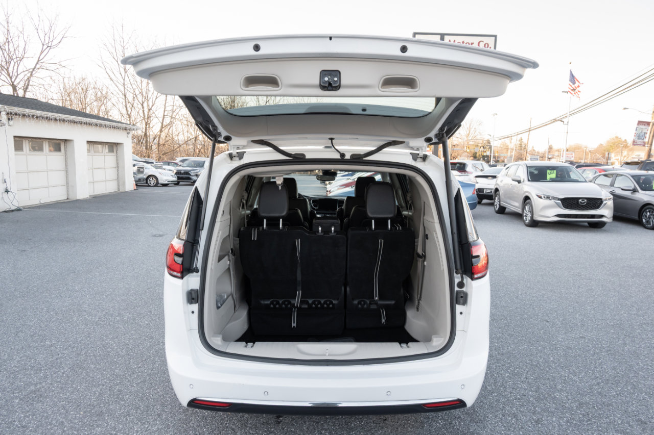 Used 2024 Chrysler Pacifica Touring-L image 21