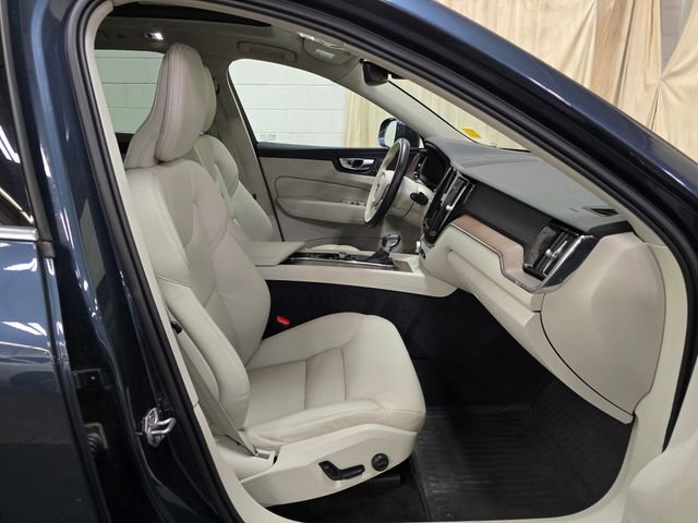 Used 2021 Volvo XC60 T5 Momentum image 33