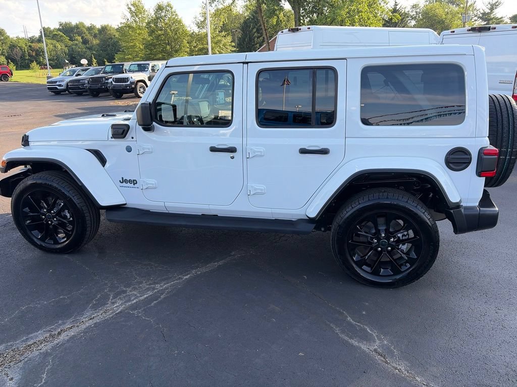 Used 2025 Jeep Wrangler Unlimited Sahara AWD/4WD image 9
