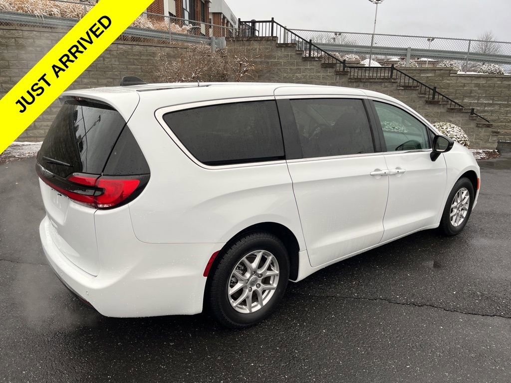 Used 2024 Chrysler Pacifica Touring-L image 9