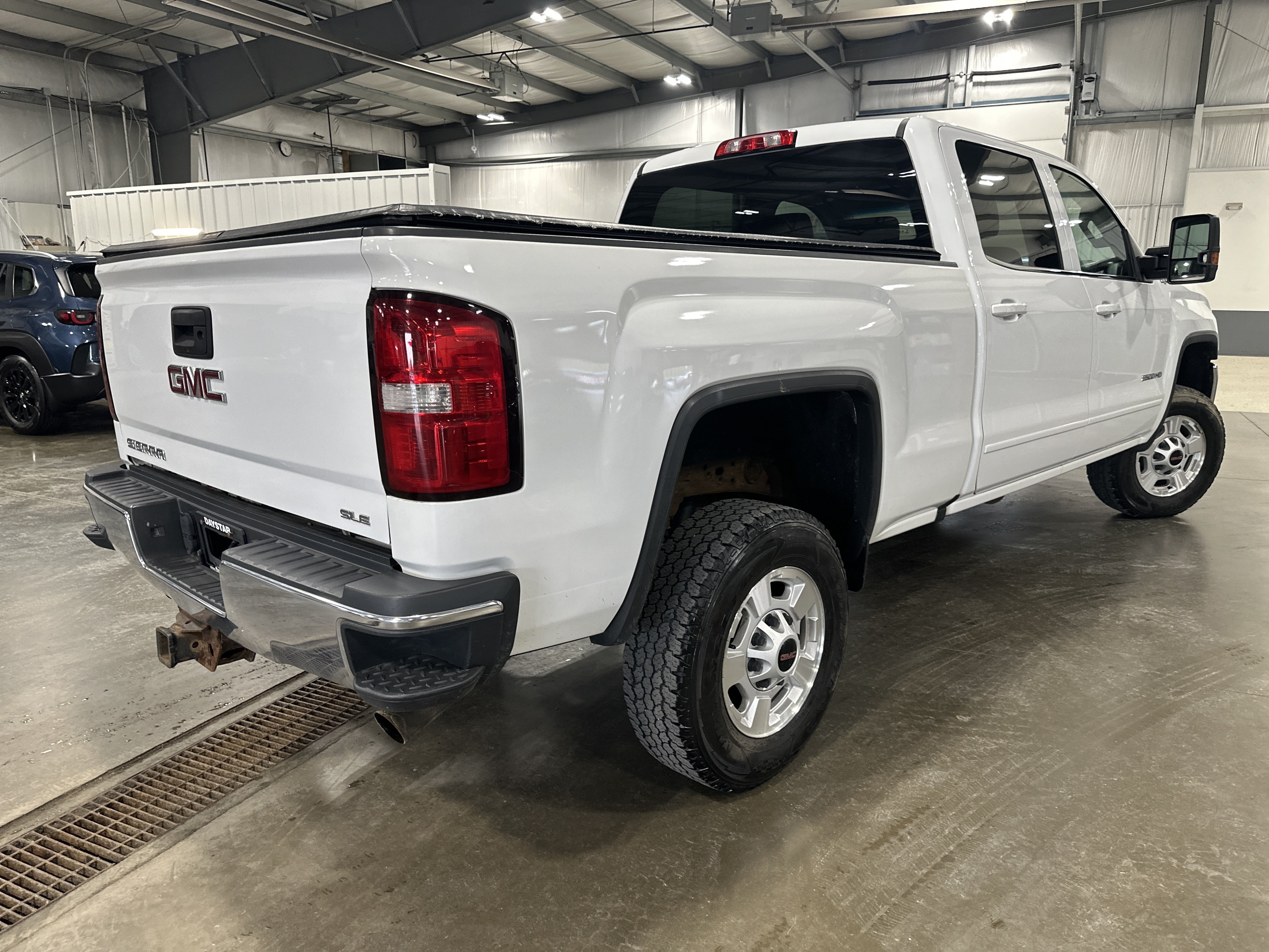 Used 2017 GMC Sierra 2500 SLE w/ HD SLE Preferred Plus Package AWD/4WD image 3