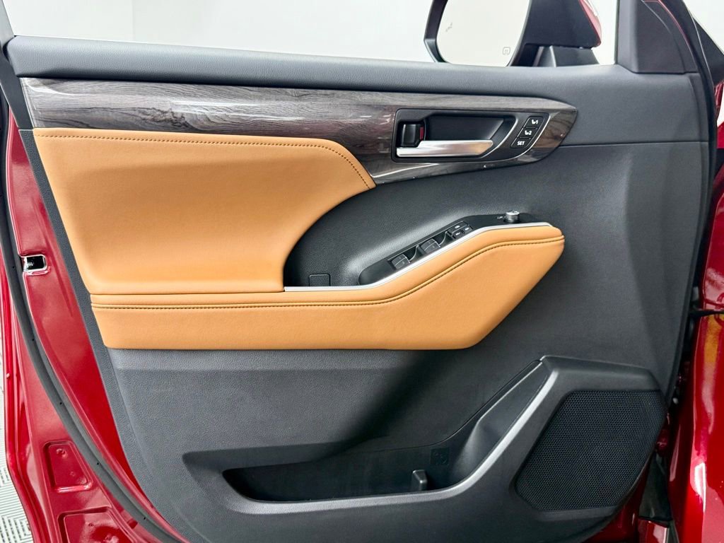 Used 2026 Toyota Highlander Platinum image 17