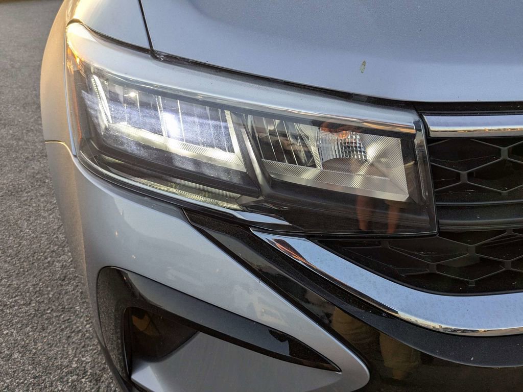 Used 2024 Volkswagen Taos SE image 10