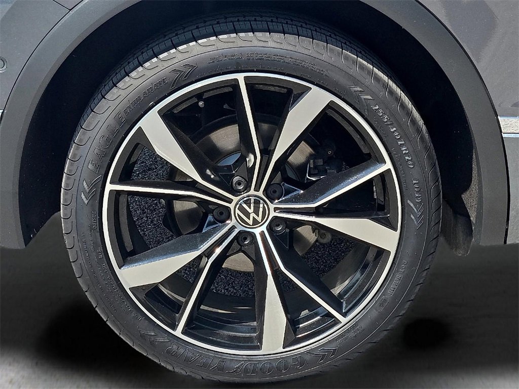 Used 2022 Volkswagen Tiguan SEL R-Line image 8