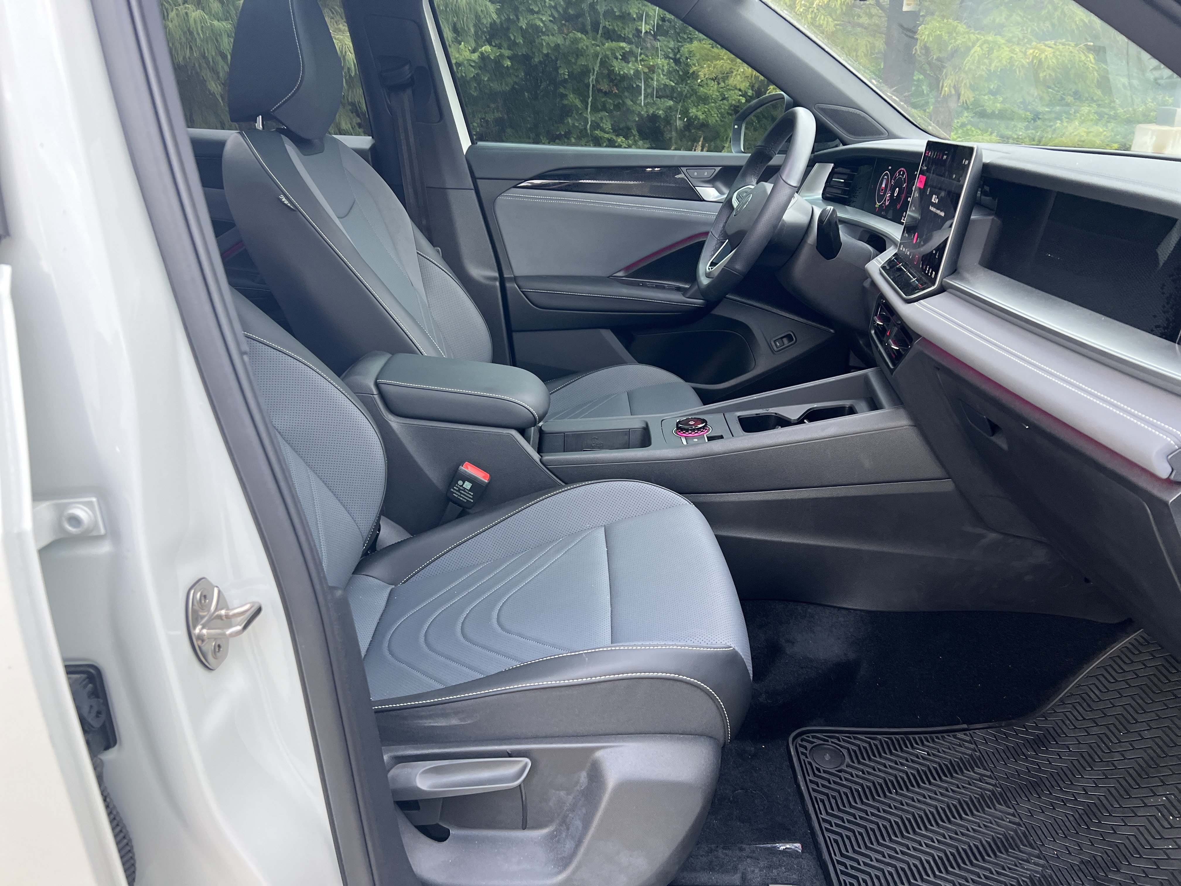 Certified 2026 Volkswagen Tiguan SE R-Line FWD image 26