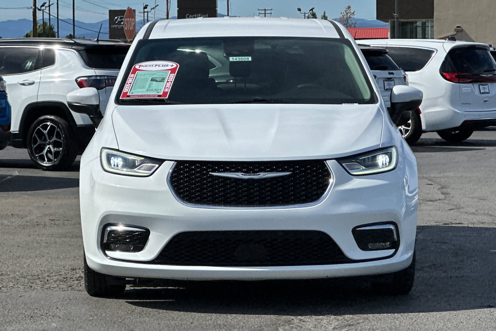 Used 2023 Chrysler Pacifica Touring-L FWD image 9