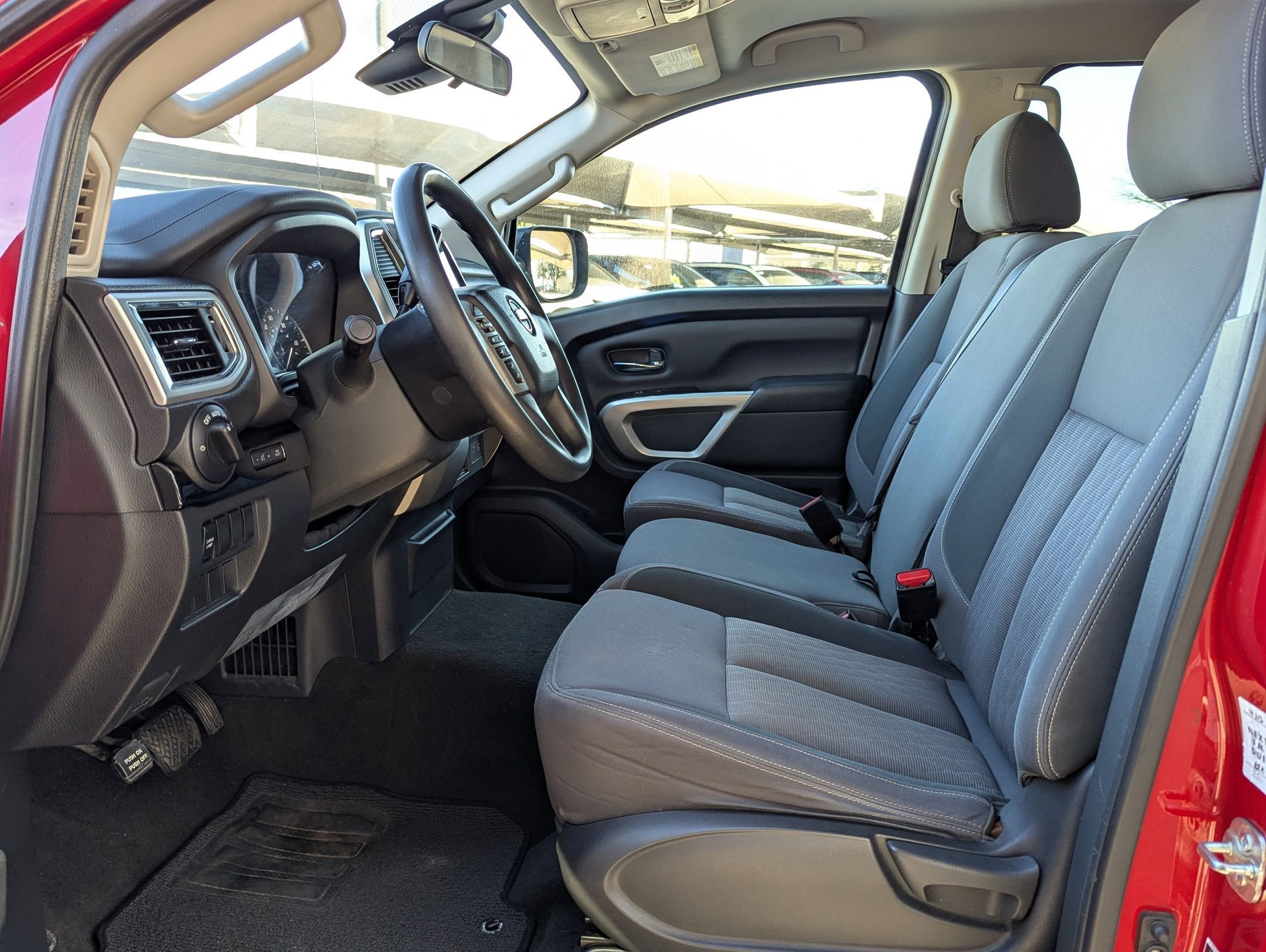 Used 2020 Nissan Titan SV image 10