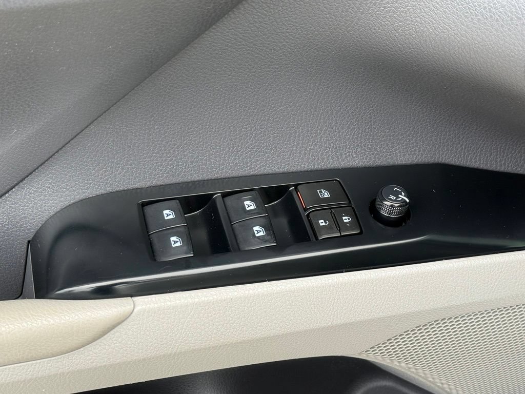 Used 2019 Toyota Camry SE w/ Convenience Package FWD image 12