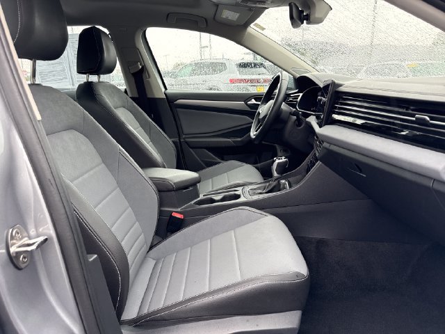 Used 2025 Volkswagen Jetta SE FWD image 9