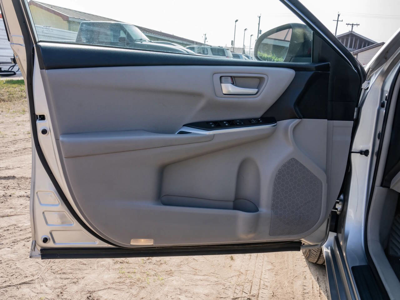 Used 2017 Toyota Camry LE image 10