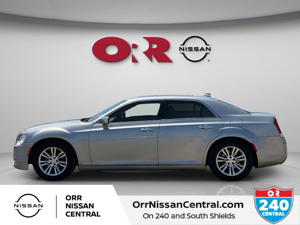 Used 2017 Chrysler 300 C RWD image 8