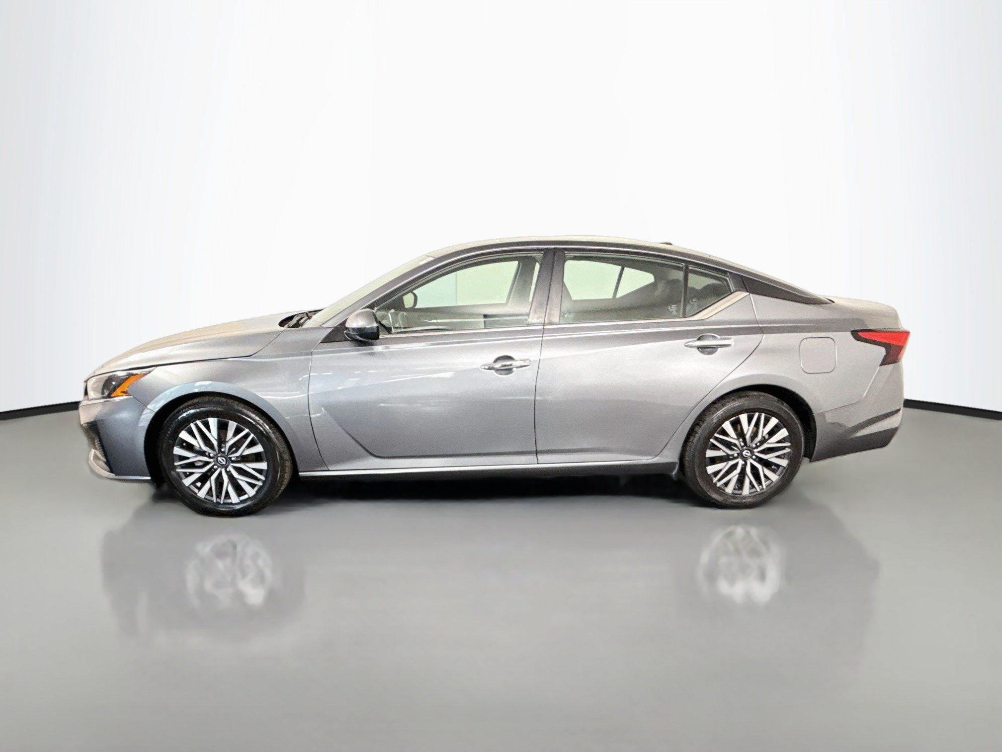 Used 2023 Nissan Altima 2.5 SV FWD image 6