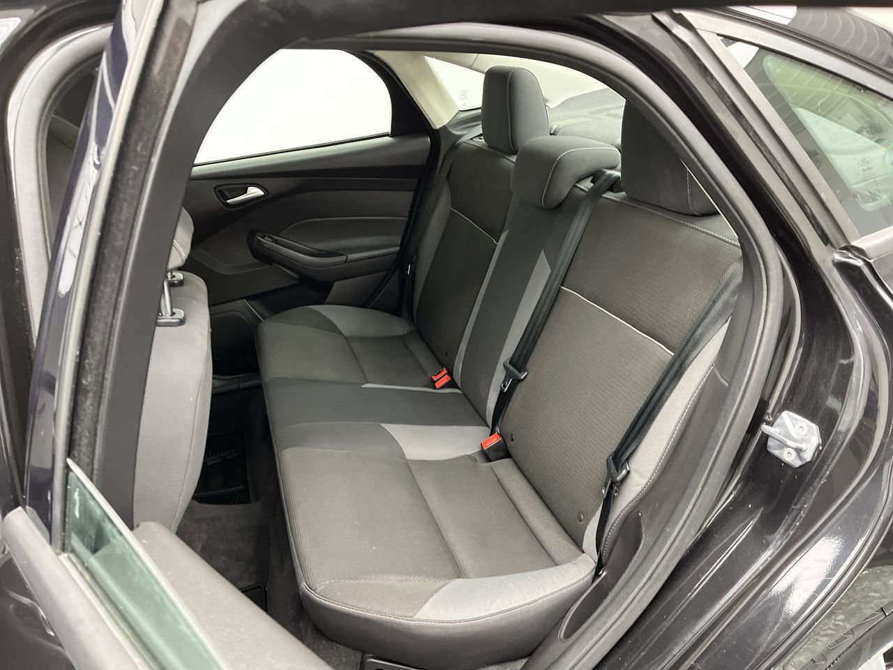 Used 2013 Ford Focus SE w/ SE Winter Pkg image 9